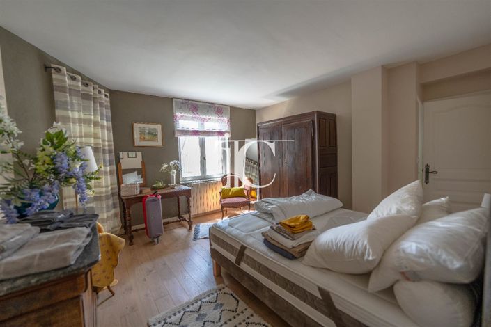 Image No.18-5 Bed House for sale