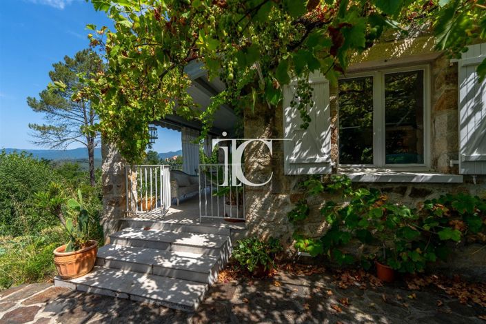 Image No.8-5 Bed House for sale