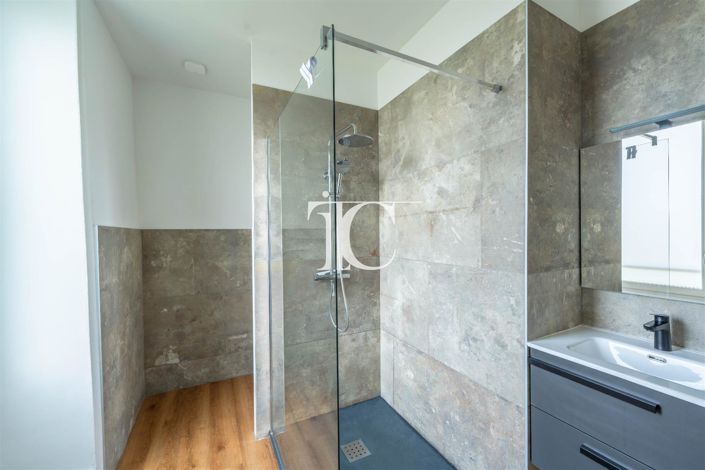 Image No.20-7 Bed House for sale