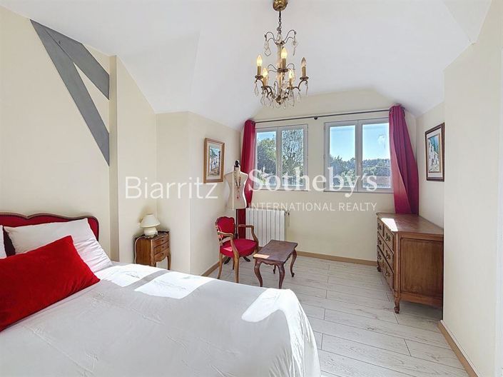 Image No.10-8 Bed House for sale