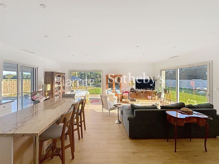 Image No.18-8 Bed House for sale