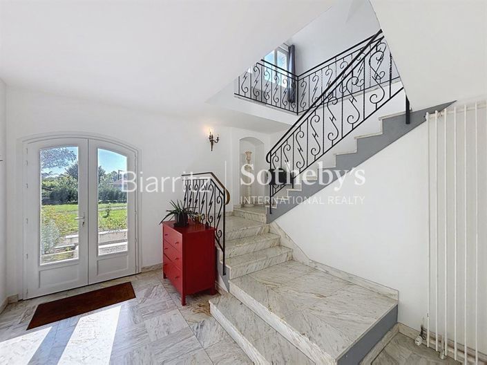 Image No.5-8 Bed House for sale