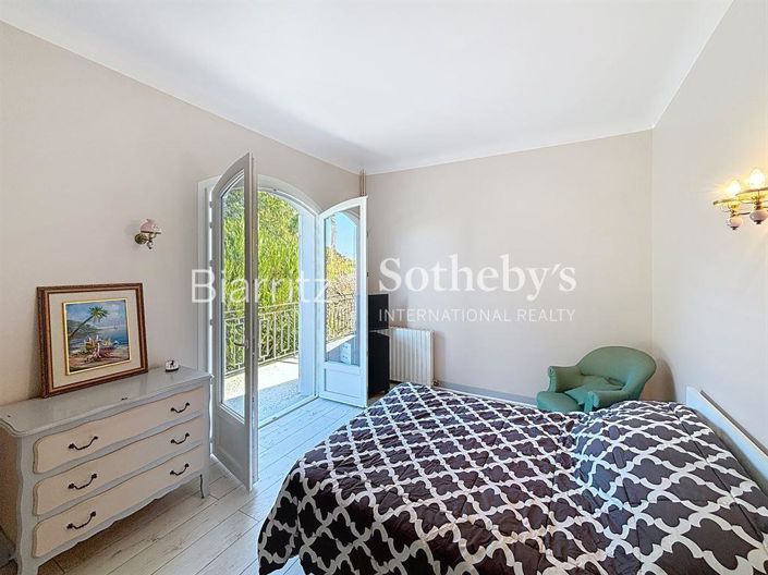 Image No.6-8 Bed House for sale