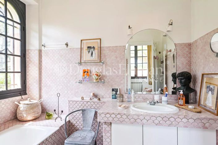 Image No.10-7 Bed House for sale