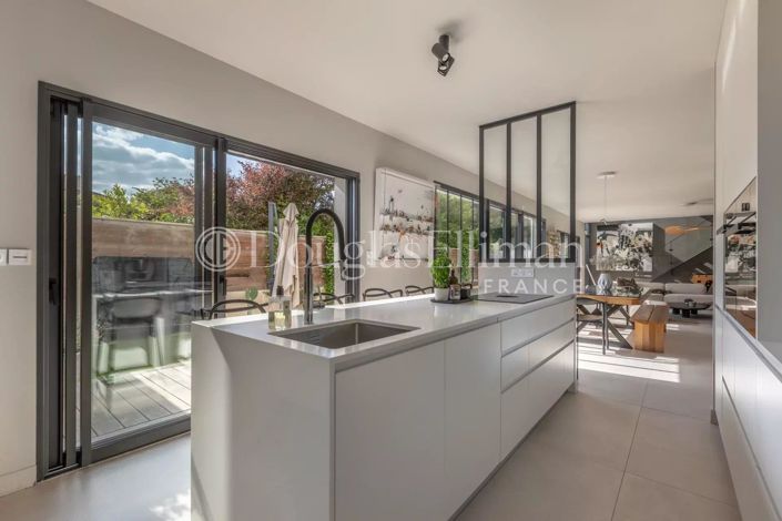 Image No.15-6 Bed House for sale