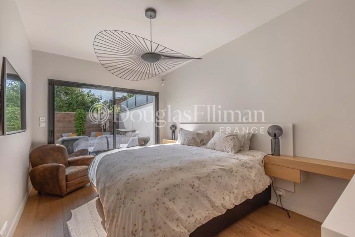 Image No.18-6 Bed House for sale