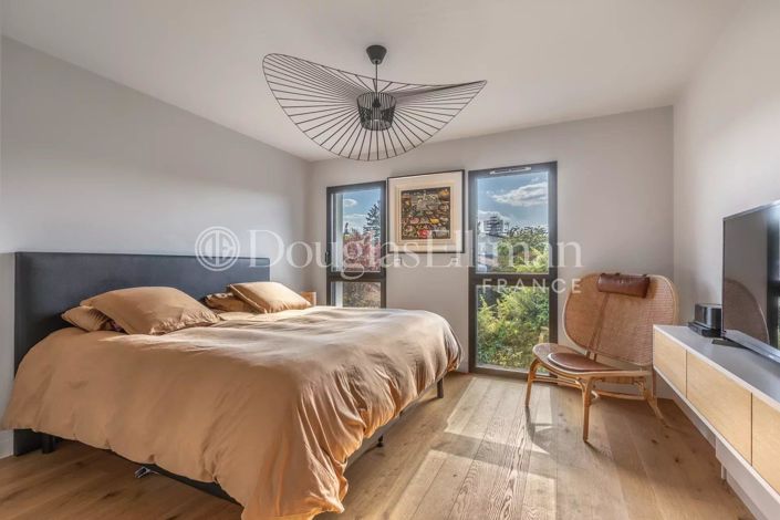 Image No.20-6 Bed House for sale