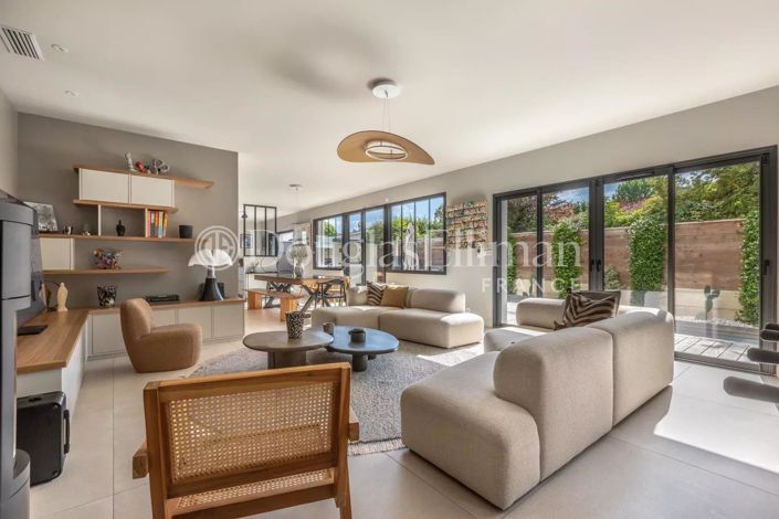 Image No.5-6 Bed House for sale