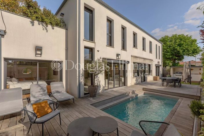 Image No.8-6 Bed House for sale