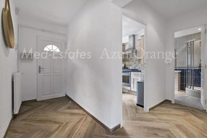 Image No.8-5 Bed House for sale