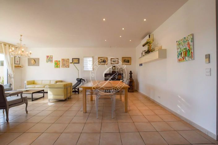 Image No.6-4 Bed House for sale