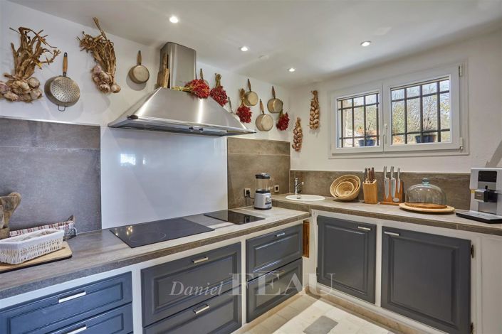 Image No.7-5 Bed House for sale