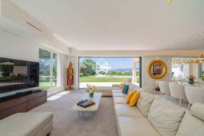 Image No.8-6 Bed House for sale