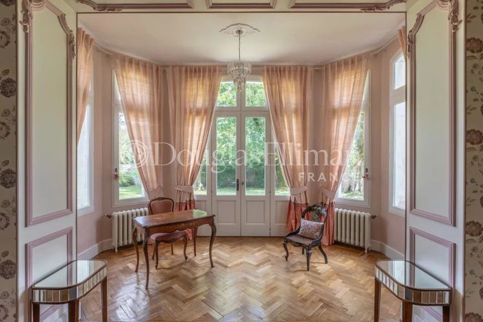 Image No.9-8 Bed House for sale