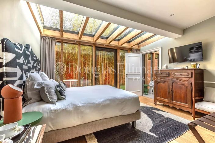 Image No.4-8 Bed House for sale