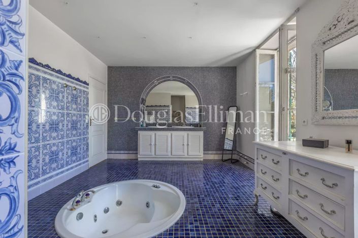 Image No.12-8 Bed House for sale