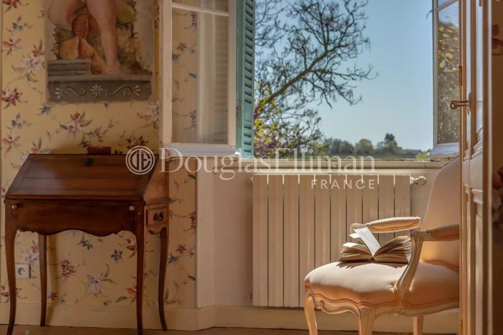 Image No.6-8 Bed House for sale