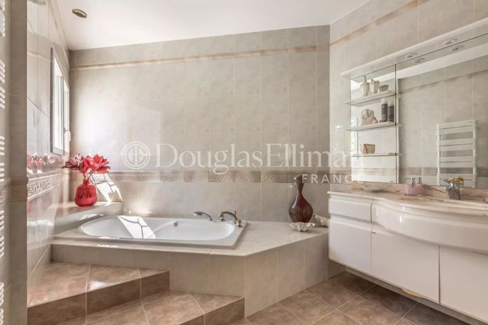 Image No.8-4 Bed House for sale