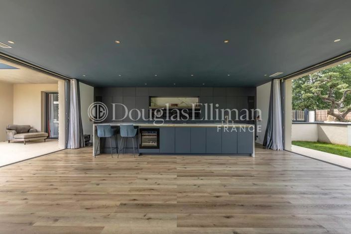 Image No.2-5 Bed House for sale