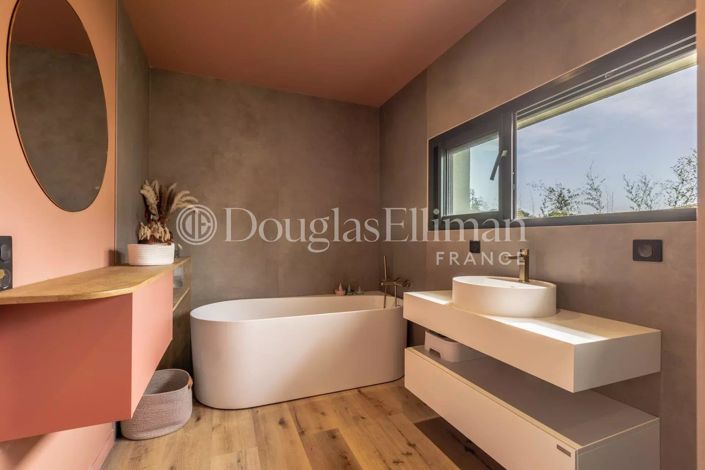 Image No.7-5 Bed House for sale