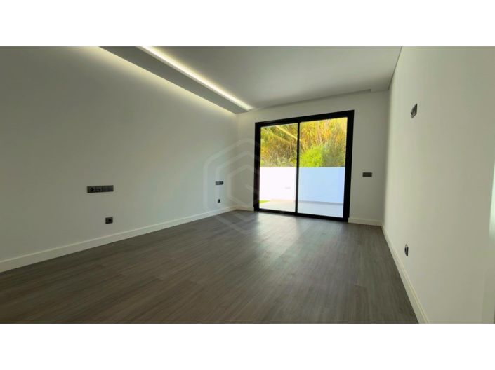 Image No.11-3 Bed House for sale