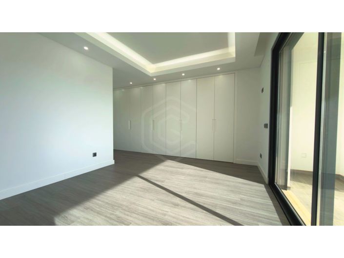 Image No.18-3 Bed House for sale