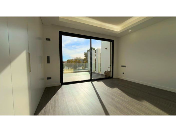 Image No.25-3 Bed House for sale