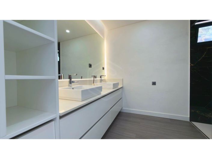 Image No.26-3 Bed House for sale