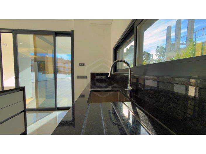 Image No.8-3 Bed House for sale