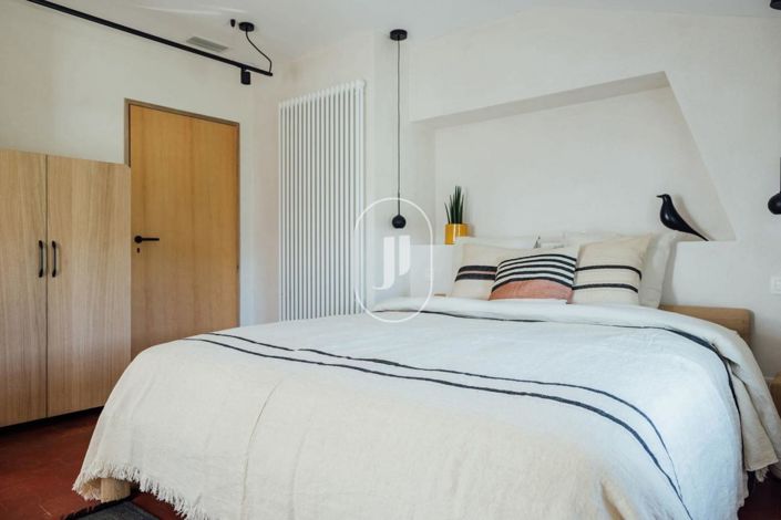 Image No.8-6 Bed House for sale