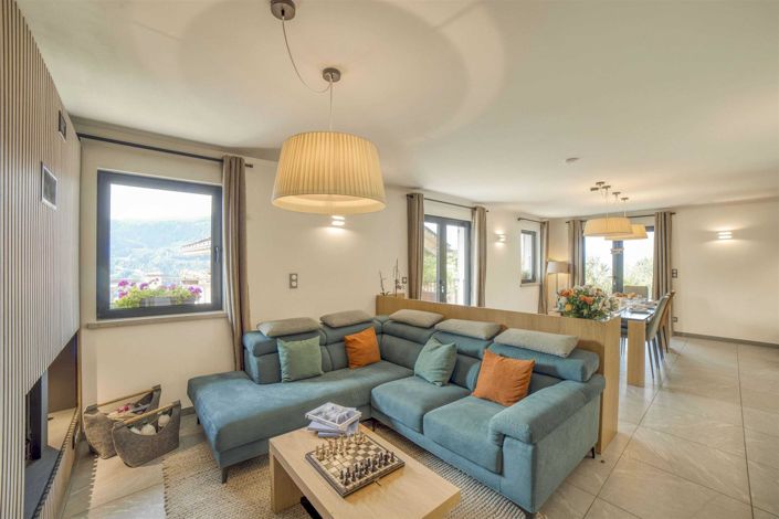 Image No.8-6 Bed House for sale