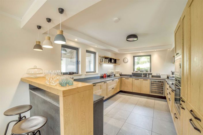 Image No.9-6 Bed House for sale