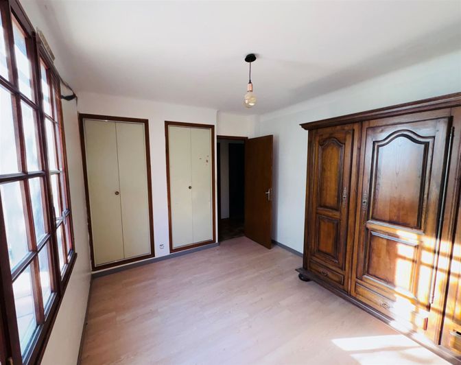 Image No.6-5 Bed House for sale