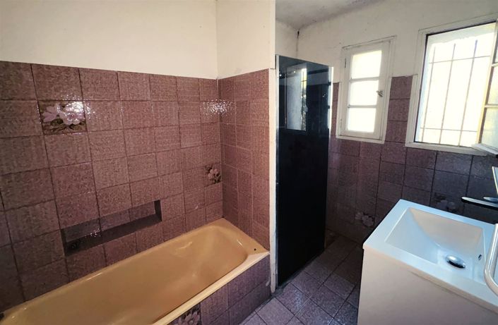 Image No.8-5 Bed House for sale