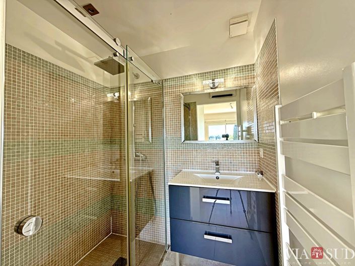 Image No.10-6 Bed Property for sale