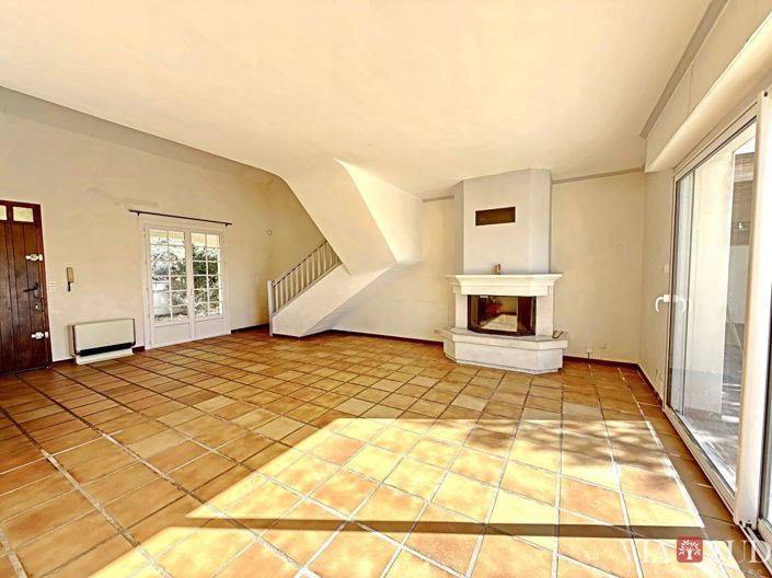 Image No.5-6 Bed Property for sale