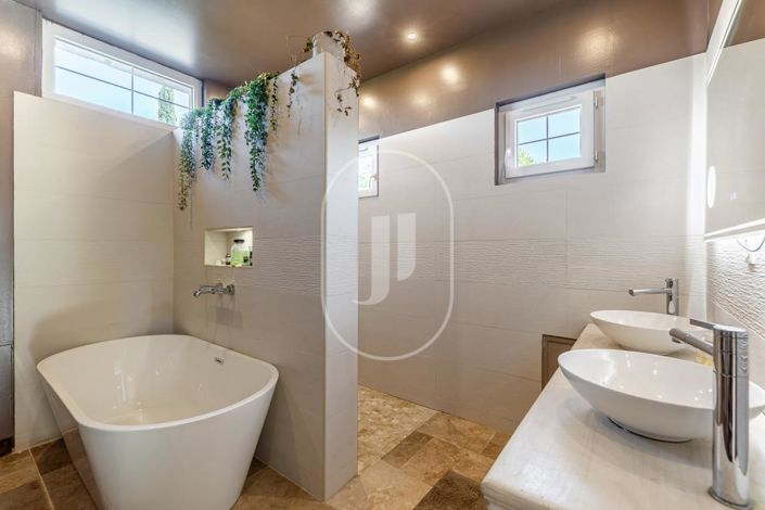 Image No.7-7 Bed House for sale