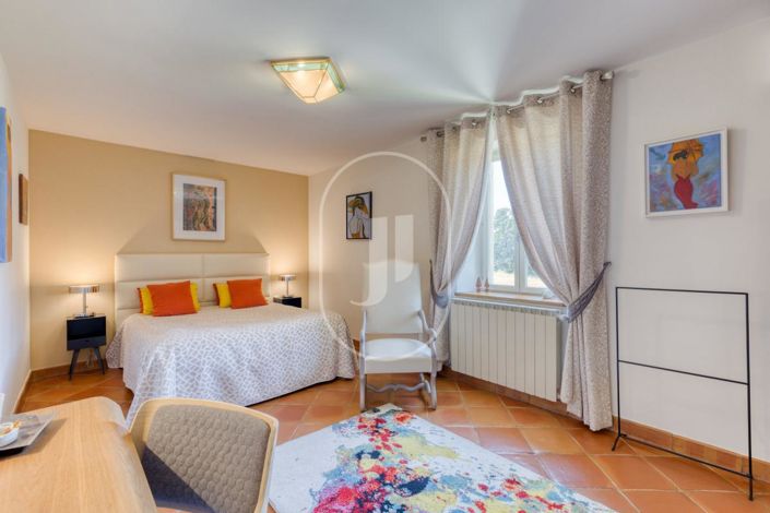 Image No.8-5 Bed House for sale