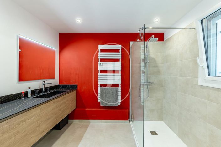 Image No.8-5 Bed House for sale