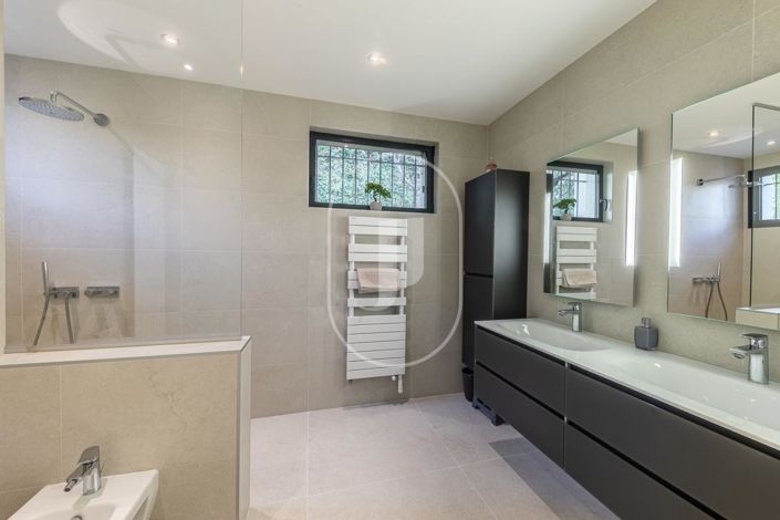 Image No.7-5 Bed House for sale