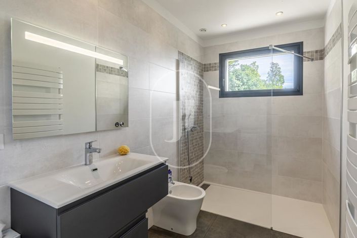 Image No.9-5 Bed House for sale