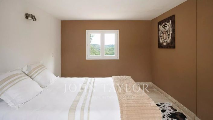 Image No.24-8 Bed House for sale