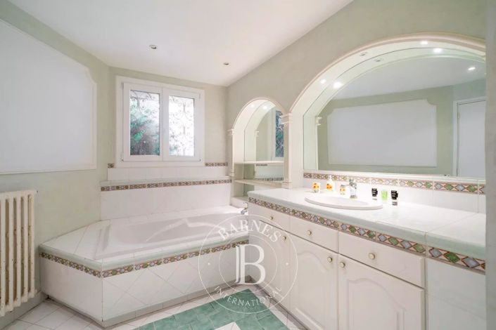 Image No.8-7 Bed House for sale