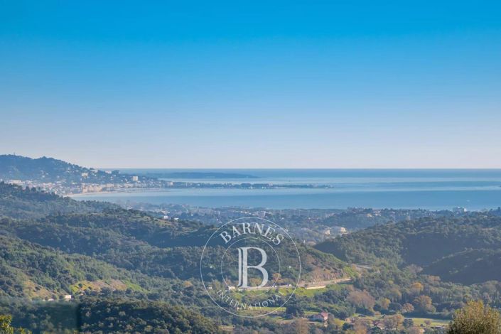 Image No.1-4 Bed House for sale