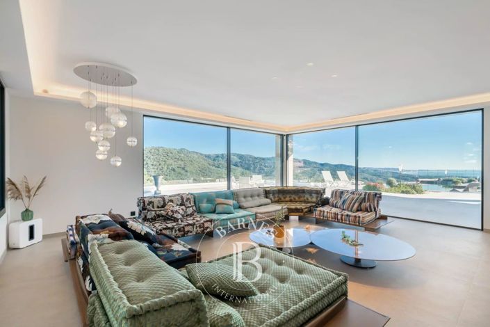 Image No.6-4 Bed House for sale