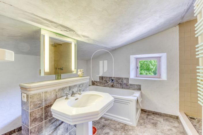 Image No.9-5 Bed House for sale