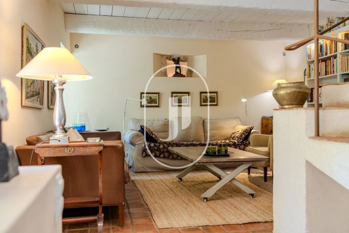 Image No.10-5 Bed Property for sale