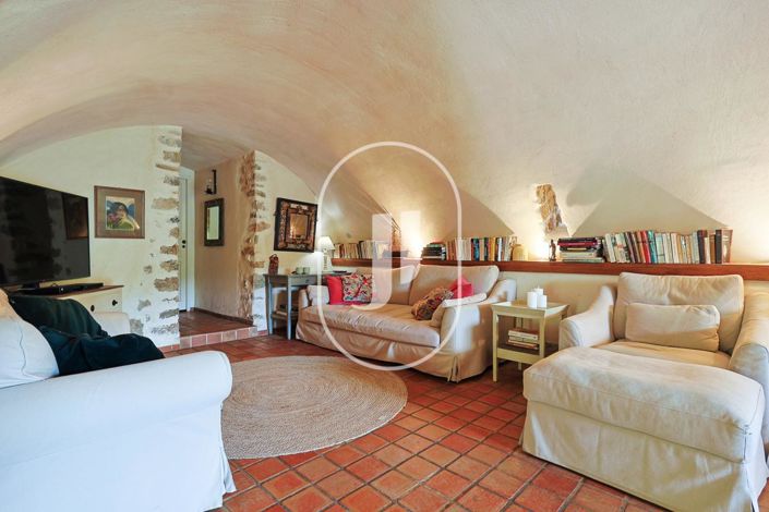 Image No.11-5 Bed Property for sale