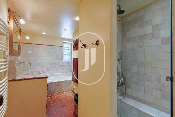 Image No.15-5 Bed Property for sale