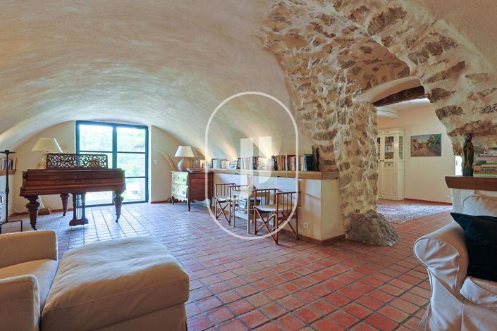 Image No.8-5 Bed Property for sale